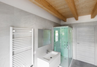 Bagno con travi a vista 