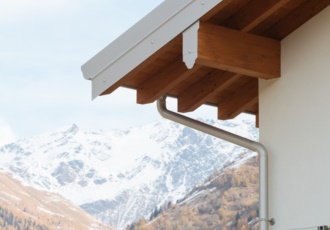 Una prestigiosa villa in bioedilizia con grandi aperture e copertura in doghe di larice. 