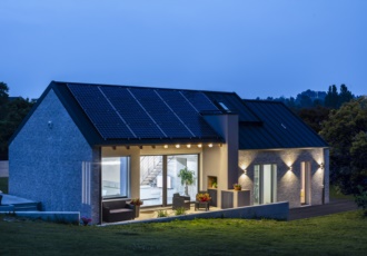 Vista notturna della casa ad alto risparmio energetico in xlam 