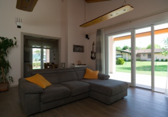 casa-classica-in-legno-con-grandi-aperture 