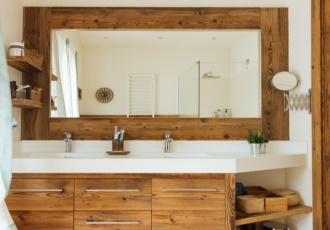 Un bagno realizzato su misura con i legni antichi dei masi di montagna. 
