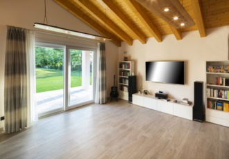 casa-in-legno-classica-interno-soggiorno-travi-a-vista 