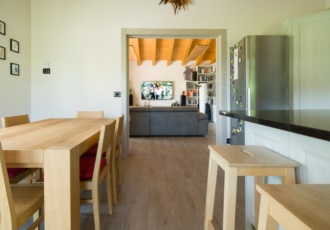 casa-in-legno-con-ampio-living 