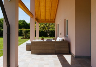 casa-in-legno-con-ampio-portico-con-travi-a-vista 