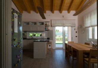 casa-in-legno-con-travi-a-vista 