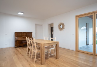 casa in legno con vetrate scrorrevoli 