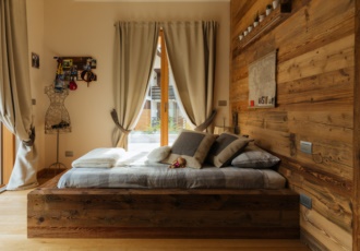Un letto dal sapore montano che fa rivivere le antiche tavole in legno dei masi di montagna. 