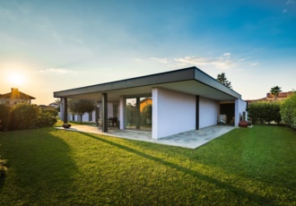 casa-in-legno-dalle-ampie-vetrate 