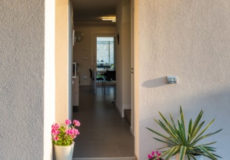 casa-in-legno-dallo-stile-contemporaneo 