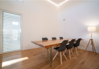 casa in legno di design con mobili di design 