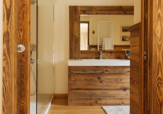 In questa villa in bioedilizia si è subito catturati dall'effetto avvolgente del legno antico. 