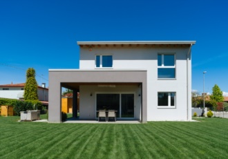 Casa prefabbricata personalizzata da un grande portico  