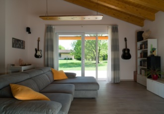 casa-prefabbricata-classica-con-grande-giardino 