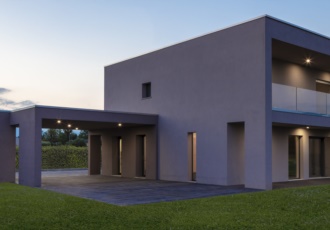 Vista frontale della casa a due piani e parapetto in vetro 