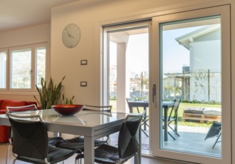 casa-prefabbricata-in-legno-dalle-grandi-apeture 