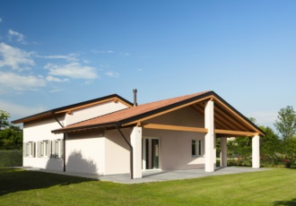 Casa in legno classica con travi a vista a San Martino al Tagliamento (PN) 