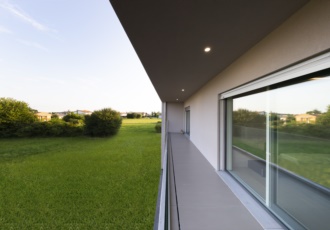 casa-prefabbricata-parapetto-vetro-grandi-finestre 