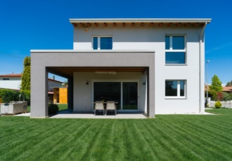 Casa personalizzata da un grande portico in legno. 