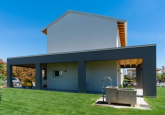 case-in-legno-con-grande-portico 