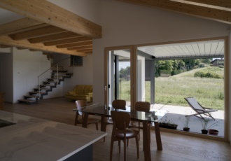 case in legno dalle grandi aperture 