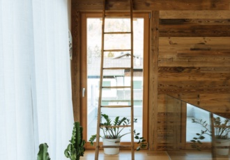 Una prestigiosa villa in bioedilizia con grandi vetrate e travi in legno a vista. 
