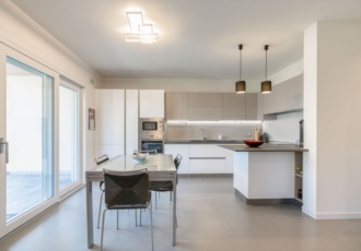 case-prefabbricate-con-grandi-vetrate-scorrevoli 