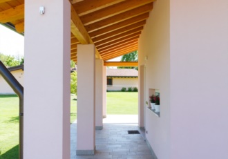 case-prefabbricate-in-legno-con-ampia-copertura-a-vista 