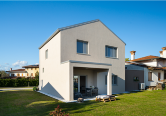 edificio-semplice-e-compatto-in-legno 