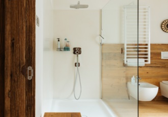 Un bagno realizzato su misura con i legni antichi dei masi di montagna. 