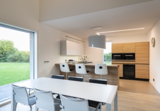 interno-casa-in-legno-minimal-led 