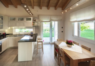 Cucina in stile classico con travi a vista 