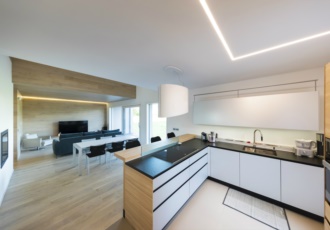 Grandi finestre e stile cucina minimal 
