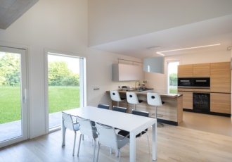 interno-vista-cucina-casa-in-legno-classe-gold 