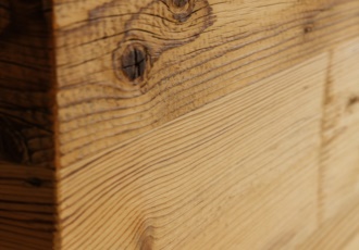 Il fascino del legno antico proveniente da maso. 