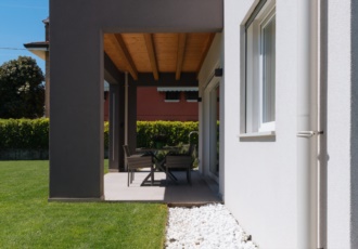 prefabbricata-con-grande-portico 