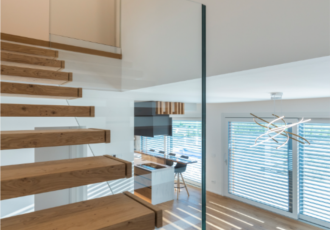 scala di legno in villa prefabbricata di design 
