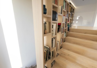 Scala in legno e libreria 
