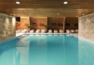 Vista del rivestimento in legno lamellare sulla piscina 