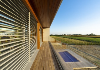 villa di design con grandi vetrate 