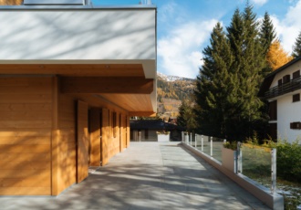 Interessante particolare architettonico della copertura in doghe di larice. 