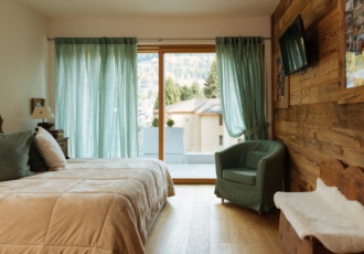 Una boiserie realizzata su misura con i legni antichi dei masi di montagna. 