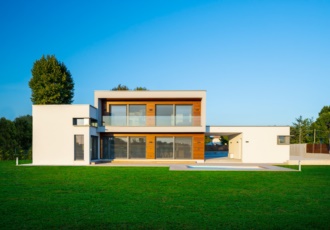 villa in legno con piscina 
