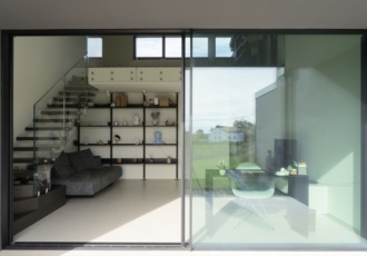 villa-in-legno-design-grandi-vetrate-a-filo 