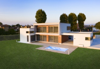 villa in legno di design con piscina e finiture di pregio 
