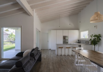villa in legno grandi vetrate 