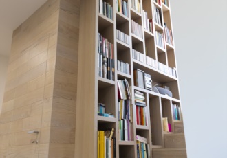 villa-in-legno-particolare-libreria-scala-porta-scomparsa 