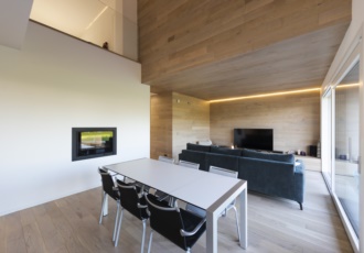 villa-interno-design-rivestimento-legno-caminetto 