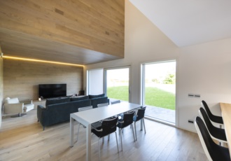 villa-interno-soggiorno-rivestimento-legno 