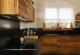 Una prestigiosa villa in bioedilizia con cucina su misura e travi in legno a vista. 