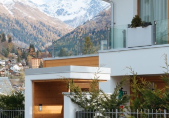 Una prestigiosa villa in bioedilizia con grandi aperture e copertura in doghe di larice. 